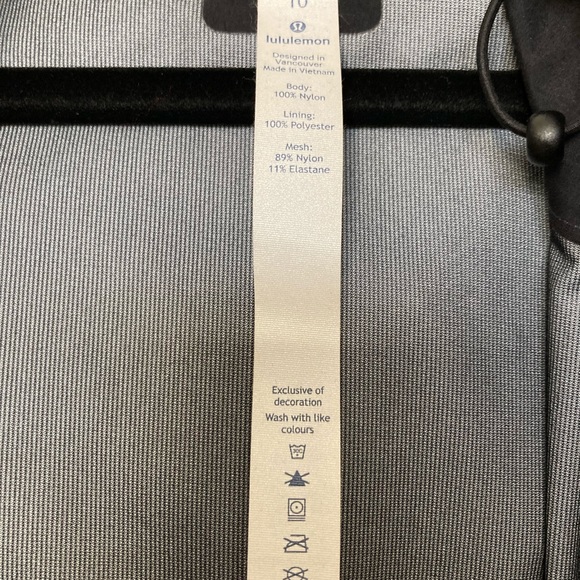 Lululemon raincoat US SIZE 10  RRP $249 - Picture 3 of 3